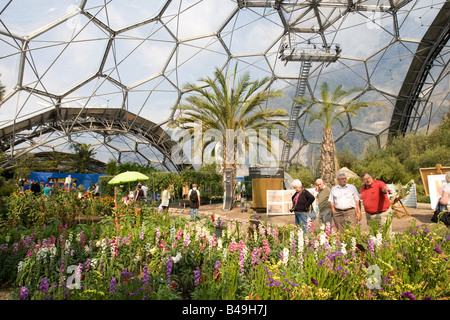 I visitatori all'interno del Mediterraneo Biome Eden Project Bodelva St Austell Cornwall Regno Unito Foto Stock