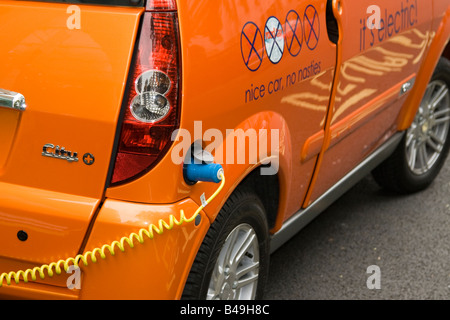 Un elettrico veicolo motorizzato al vano di ricarica / electrobay, London, Regno Unito Foto Stock