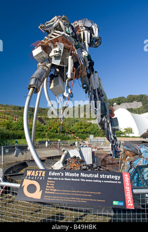 Rifiuti RAEE uomo Eden Project Bodelva St Austell Cornwall Regno Unito Foto Stock