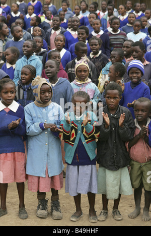 Gli studenti africani durante l assemblea di mattina a scuola, Naro Moru, Kenya Foto Stock