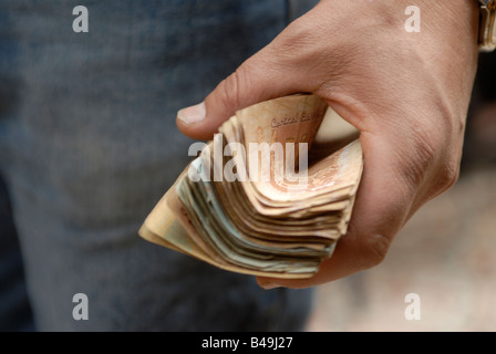 L'uomo tenendo un mazzetto di banconote Il Cairo Egitto Foto Stock