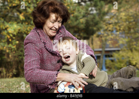 Nonna giocare a palla con suo nipote Foto Stock