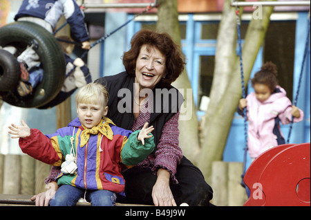 Nonna a giocare con la sua nipote Foto Stock