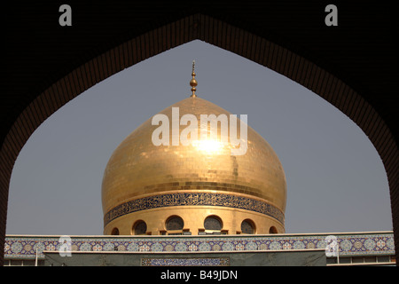 La cupola dorata di Sayyida Zeinab moschea iraniana, Damasco, Siria Foto Stock