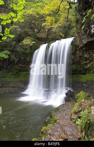 Sgwd yr Eira cascata con acqua sfocata in Brecon Beacon National Park, il Galles in settembre. Foto Stock