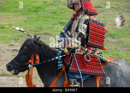 Montato archer in armatura tradizionale, Shimosuwa, Nagano, Giappone Foto Stock