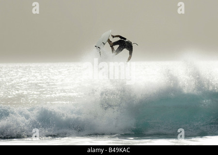 Surfer sulle onde dell'Oceano Atlantico, Adeje, Spagna Foto Stock