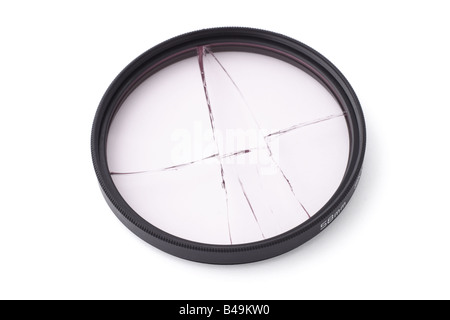 Rotto la lente della fotocamera filtro UV su sfondo bianco Foto Stock