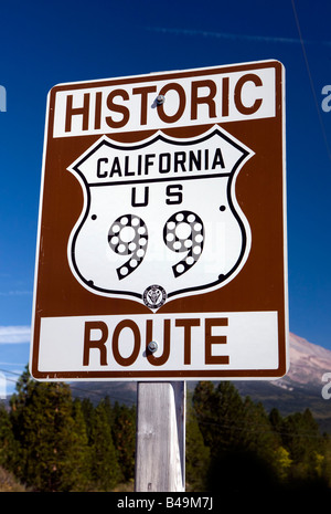 Ci storica Route 99 cartello stradale con profondo cielo blu nei pressi di erbaccia, California, Stati Uniti Foto Stock