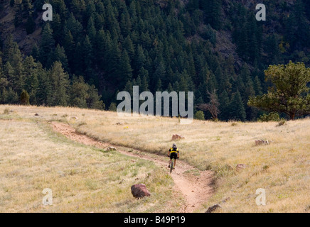 Mountain Biker giostre i robusti percorsi di bianco Ranch Park vicino a Golden Colorado su un caloroso inizio pomeriggio autunnale Foto Stock