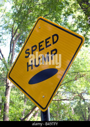 Segnale di avvertimento per indicare le velocità hump su una strada, Washington, DC, Stati Uniti d'America Foto Stock