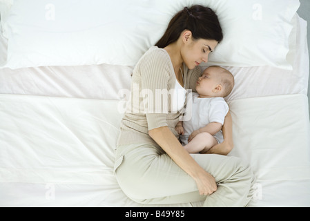 La madre e il bambino che dorme sul letto, vista aerea Foto Stock