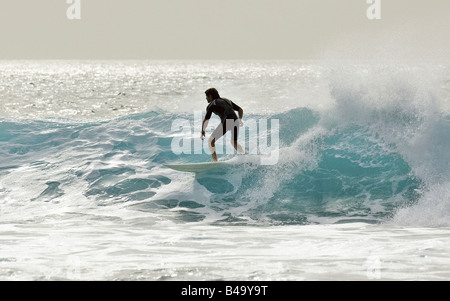 Surfer sulle onde dell'Oceano Atlantico, Adeje, Spagna Foto Stock