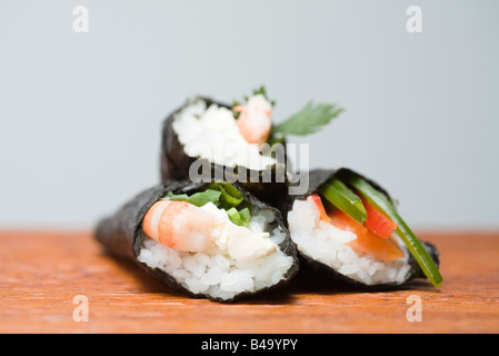 Tre temaki sushi, impilati, close-up Foto Stock