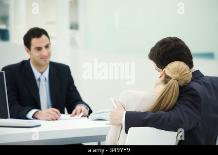 Incontro tra professionisti e clienti, donna appoggiato la testa sull'uomo spalla Foto Stock