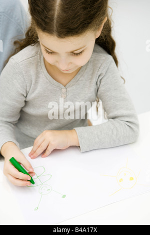 Bambina disegno con matita colorata Foto Stock