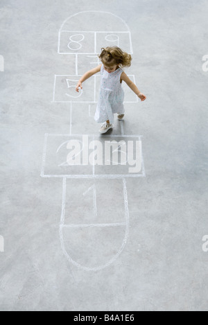 Bambina giocando campana, ad alto angolo di visione Foto Stock