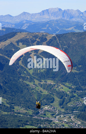 I parapendii lancio dal piano de l'Aiguille nella valle di Chamonix nelle Alpi francesi Foto Stock