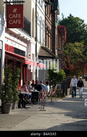 Persone gustando un drink presso il Cafe Cafe pub terrazza su High Street da Harrow sulla collina Middlesex Foto Stock