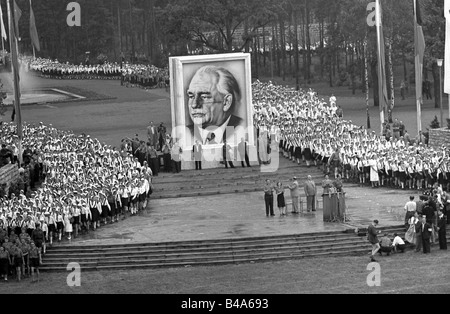 Geografia/viaggio, Germania, Repubblica democratica tedesca, organizzazioni, Gioventù tedesca libera, spiegamento dei pionieri Thälmann, Berlino Est, 1951, Foto Stock