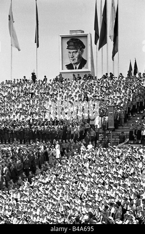 Geografia/viaggio, Germania, Repubblica democratica tedesca, organizzazioni, Gioventù tedesca libera, spiegamento dei pionieri Thälmann, Berlino Est, 1951, Foto Stock