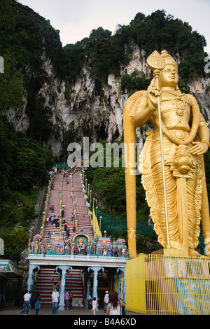 Signore Murugan statua all'ingresso delle Grotte Batu vicino a Kuala Lumpur in Malesia Foto Stock