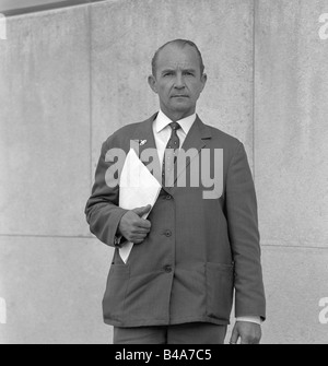 EPP, Joseph Andreas, 1914 - 1997, inventore tedesco, metà lunghezza, 1965, Foto Stock