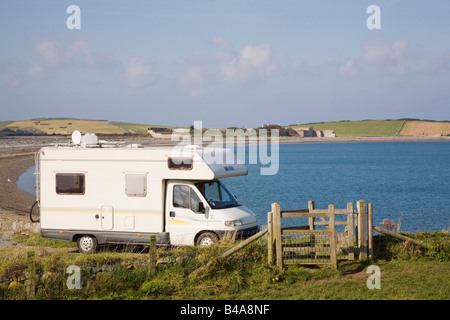 Cemlyn Bay Anglesey North Wales UK camper parcheggiato sulla costa in posizione rurale sulla costa Foto Stock