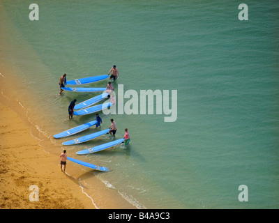 La preparazione di surf - Spiaggia di Waikiki dal di sopra. Foto Stock