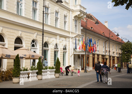 Sibiu Transilvania Romania Europa Imparatuil Romanitor Hotel ed edifici storici sulla zona pedonale nel centro della città Foto Stock