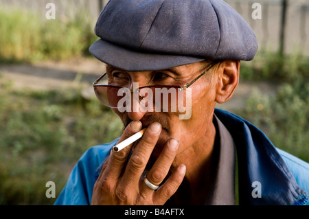 Un vecchio uomo mongola nelle strade di Ulaan Bataar Foto Stock