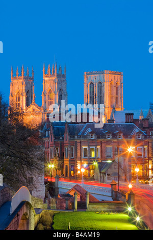 York Minster York Yorkshire Inghilterra al crepuscolo si vede dalle mura della città Foto Stock