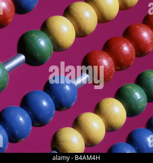 Chiudere parte di Abacus contando frame calcolatrice che esegue funzioni aritmetiche mediante immissione manuale colorato di scorrimento perline di legno lungo le aste metalliche Foto Stock