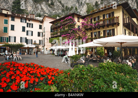La piazza del paese di Limone Lago di Garda Trentino Foto Stock