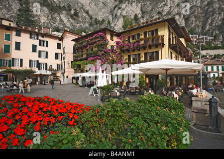 La piazza del paese di Limone Lago di Garda Trentino Foto Stock
