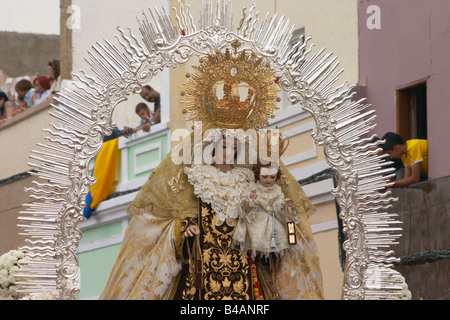 La Virgen del Carmen trasportato attraverso le strade di La Isleta a Las Palmas di Gran Canaria durante la Fiesta del Carmen. Foto Stock