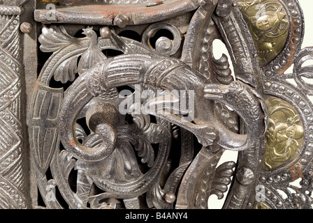 Un grande cancello viennese (?), in stile romano, circa 1900. Ferro forgiato. Set di serrature rotonde, in due pezzi, con una scatola di chiusura rettangolare e un coperchio con figure decorative con apertura. Stretta sezione centrale rialzata con una parte superiore architettonica. Tasto mancante. Il manico ha la forma di un drago scolpito. Anello di traino mobile. Schermo circondato da piastre in ottone goffrato con inserto che mostrano simboli evangelici e favolosi animali. Decorazioni riccamente cesellate. Altezza 73 cm. Storico, storico, 1900s, 20th secolo, 19th secolo, artigianato, artigianato, artigianato, oggetto, , Foto Stock