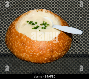 California San Francisco Clam Chowder in un pane di pasta acida coppa a Boudin s Fisherman Wharf. Foto Stock