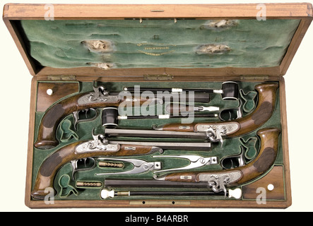 Una cassa a pistola con quattro pistole a percussione, Franz Leutheuser, Graz/Steiermark, circa 1840. Canne ottagonali, alla brace e anguste con fori rigati a sette scanalature in calibro di 11 mm. Ciascuna di esse è iscritta nella camera "Guszstahl = Lauf Leutheuser a Gratz" (acciaio fuso = Barrel Leutheuser a Graz). Ogni coppia è numerata "1" e "2". Blocco per breech con piastre di taglio vuote, piastre di blocco ad azione frontale e piastre laterali sono tutte dotate di sontuosa incisione floreale. Tamponi pieghevoli. Impostare i trigger integrati nelle protezioni dei trigger. Semi stock di noce con mobili in ferro engra, Foto Stock