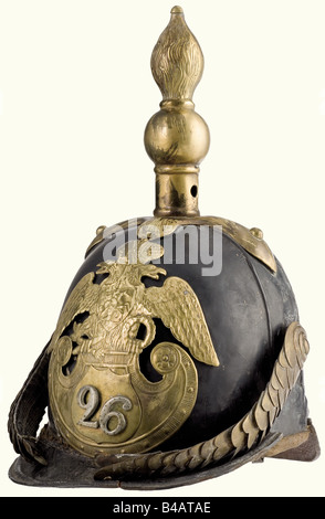Un casco modello 1844 per il personale enlisted, del Reggimento di fanteria 26th della linea. Teschio in pelle con fodera in pelle e supporti in ottone. Lo scudo con lo stemma è stato trasferito all'epoca da uno shako reggimento 69th. Le scale cinesi sono danneggiate. Scarafaggio mancante. La cucitura di picco è annullata in luoghi, una spaccatura nella cima anteriore. Casco interessante dal periodo della guerra di Crimea. Facile da restaurare. Storico, storico, 19th secolo, armi difensive, armi, armi, protezione, protezione, metallo, armatura, armatura, tuta, armatura, pezzo, pezzi, u, Foto Stock