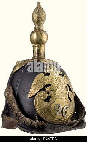 Un casco modello 1844 per il personale enlisted, del Reggimento di fanteria 26th della linea. Teschio in pelle con fodera in pelle e supporti in ottone. Lo scudo con lo stemma è stato trasferito all'epoca da uno shako reggimento 69th. Le scale cinesi sono danneggiate. Scarafaggio mancante. La cucitura di picco è annullata in luoghi, una spaccatura nella cima anteriore. Casco interessante dal periodo della guerra di Crimea. Facile da restaurare. Storico, storico, 19th secolo, armi difensive, armi, armi, protezione, protezione, metallo, armatura, armatura, tuta, armatura, pezzo, pezzi, u, Foto Stock