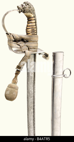 Una splendida sciabola - un premio di marzata per il 16th Reggimento di fanteria Großherzog Ferdinand von Toskana 1912., Damasco pala di pipa con yellmen. Zainetto con testa a leone e occhielli rossi in vetro argentati. Dedica incisa sotto la guardia. 'Em besten Schützen 1912 - Oberst Hinzler K.B. Inf.Rgt. 16' (Al miglior marksman 1912 - Colonnello Hinzler Royal Bavarian. Inf. Rgt. 16). Presa ossea con avvolgimento in filo d'argento. Il nodo della spada dell'ufficiale attaccato. Barbard in acciaio lucido con anello di sospensione mobile. Lunghezza 100,5 cm. Storico, storico, 1910s, Foto Stock