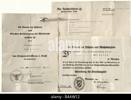 SS-Obersturmbannführer Emil Büchs - anello della testa Della morte SS, e tre documenti. L'anello è indossato liscio, con testa Di Morte sovrapposta identificabile e l'iscrizione dedicatoria incisa 'S.lb. Büchs 30.6.34 H. Himmler'. Sono inclusi i documenti premio per La Croce D'Onore per i combattenti del fronte 1935 per il 'Referenten bei der Reichsführung der SS' ('Consulente per la leadership del Reichs SS') E la classe 2nd di War Merit Cross con Spade 1941 con firma in inchiostro del maggiore generale e del comandante Wehrmacht nell'est Walter Braemer, nonché la lettera di trasmissione, Foto Stock