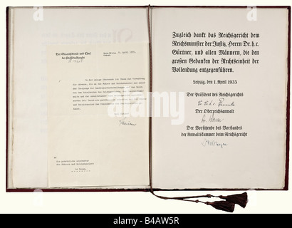 Adolf Hitler - un certificato di ringraziamento del Reichscourt Leipzig., Due pagine di testo stampato ringraziare per la 'rittes Gesetz zur Überleitung der Rechtspflege auf das Reich' dal 24th gennaio 1935, una legge che ha reso le autorità giudiziarie degli stati subordinati al Reichscourt. Rilasciato a Lipsia, il 1st aprile 1935 e firmato dal presidente del Reichscourt Dr Erwin Bumke, Procuratore supremo del Reich Dr. Werner e Presidente della Camera degli Avvocati Dr. Wildhagen. Cartella in pelle rossa con stampa oro. 39 x 29,5 cm. Inoltre il coperchio , Foto Stock