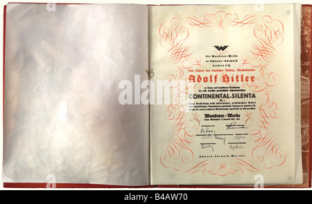 Adolf Hitler - un documento cerimoniale della fabbrica Wanderer, per la presentazione del primo macchina da scrivere "Continental-Silenta No. 1" al 'leader Del Popolo tedesco, cancelliere del Reichs Adolf Hitler. Schönau-Chemnitz, Maggio 1934'(Trasl.). Folio. Pergamena con testo calligrafico, firmata dal direttore generale e dall'ingegnere capo. Nelle seguenti schede è riportata una descrizione della storia della macchina da scrivere con particolare attenzione ai contributi tedeschi in generale, e a quelli della fabbrica Wanderer in particolare. In un bello, oro-timbrato, Foto Stock