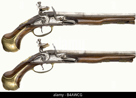 Un paio di pistole flintlock, Francis Smart, Londra, circa 1710/1720. Canne arrotondate accorciate con fori lisci in calibro 13,8, firmate 'F. Smart' sulle braghe con i marchi di prova e ispezione della Gunmaker's Company sui lati. Flintlock bombati con bordo chiaro e incisione floreale, oltre a più 'F. Firme smart. In noce con mobili in ottone con decorazione acanthus e floreale, in parte incisi e in parte in rilievo. Gli escutcheons portano i monogrammi curvi 'C L A V e'(?). ramrod di ricambio. Lunghezza di ogni 38 cm. Francis Smart, conosciuto in , Foto Stock