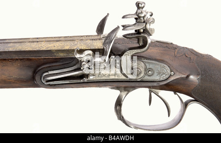 Un paio di pistole flintlock a doppia barrelata, G. Merley a St. Etienne, circa 1800. Canne rotonde con fori lisci in calibro 15 mm. La decorazione dorata finemente incisa sulla parte superiore delle botti e delle costole è inscritta con la descrizione di qualità, 'Canon Tordu' (Twist Barrel). Serrature finemente incise con padelle impermeabili e piastre di bloccaggio recanti la firma 'G. Merley'. Noce pieno stock con impugnature finemente a scacchi. Taglio di alta qualità e arredamento in ferro inciso. Ramverghe di balena annerita con punte di corno e raschiatori di ferro e stracci. Lunghezza di ogni 37,5 cm. , Foto Stock