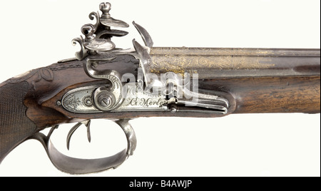 Un paio di pistole flintlock a doppia barrelata, G. Merley a St. Etienne, circa 1800. Canne rotonde con fori lisci in calibro 15 mm. La decorazione dorata finemente incisa sulla parte superiore delle botti e delle costole è inscritta con la descrizione di qualità, 'Canon Tordu' (Twist Barrel). Serrature finemente incise con padelle impermeabili e piastre di bloccaggio recanti la firma 'G. Merley'. Noce pieno stock con impugnature finemente a scacchi. Taglio di alta qualità e arredamento in ferro inciso. Ramverghe di balena annerita con punte di corno e raschiatori di ferro e stracci. Lunghezza di ogni 37,5 cm. , Foto Stock