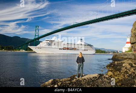 Vista dei sette mari Mariner nave da crociera passando sotto il Ponte Lions Gate nel porto di Vancouver, British Columbia, Canad Foto Stock