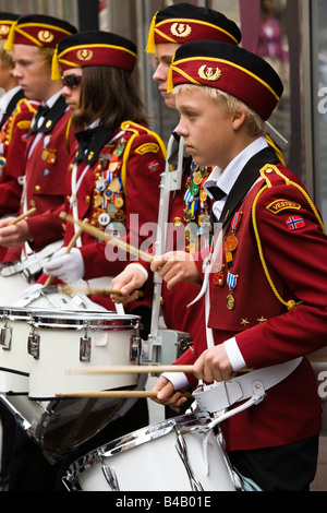 Junior member del norvegese fascia argento Vestby Skolemusikkorps giocando un concerto all'aperto a Buchanan Street Glasgow Scozia Scotland Foto Stock